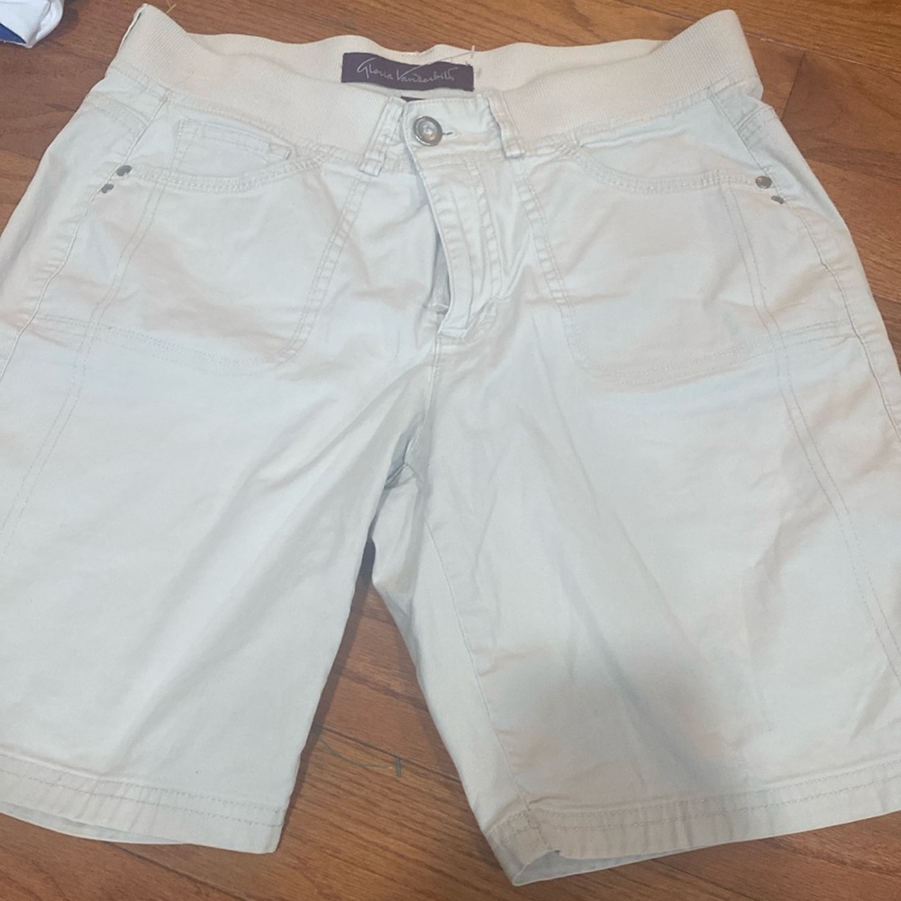 size 8 Gloria Vanderbilt Long Shorts